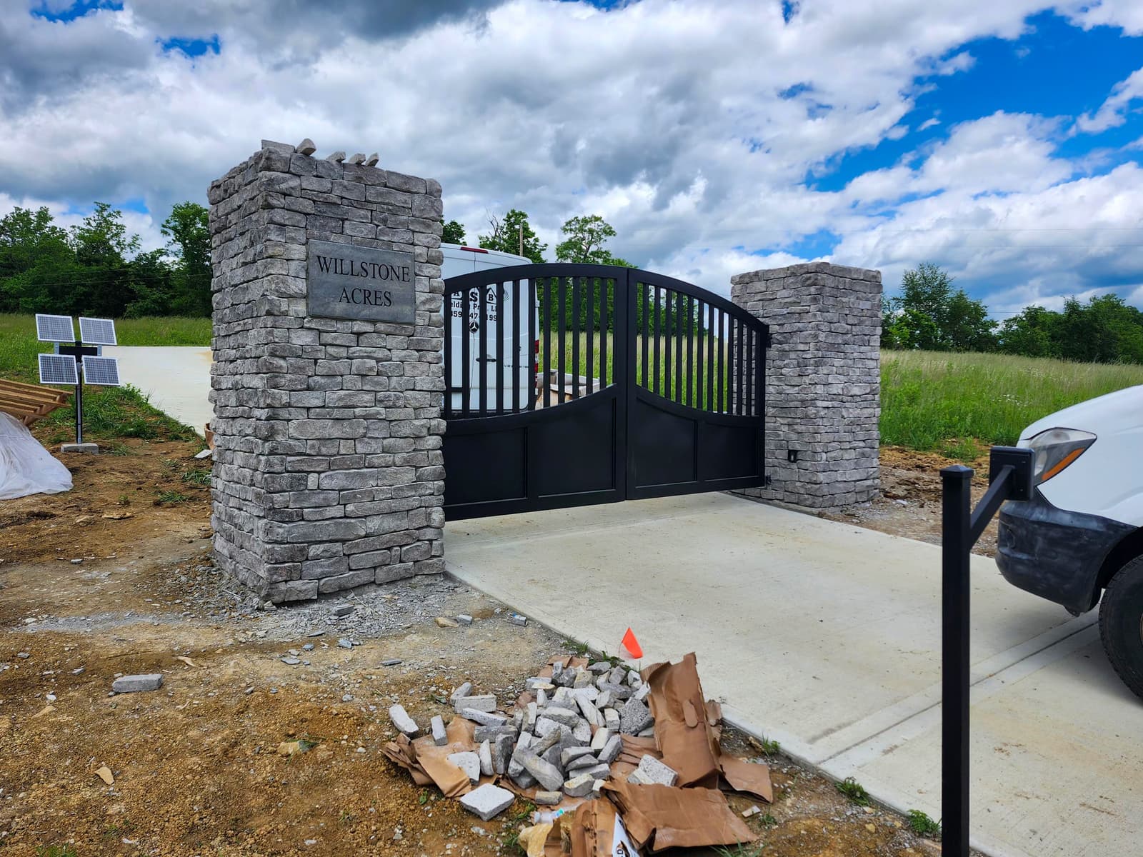 Gate columns, pillars & piers