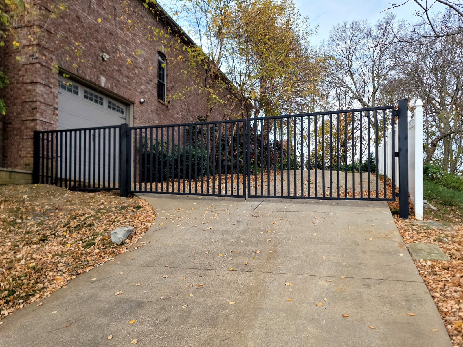 Custom Driveway Gates in Lexington: Styles, Costs & Automation (2025 Guide)