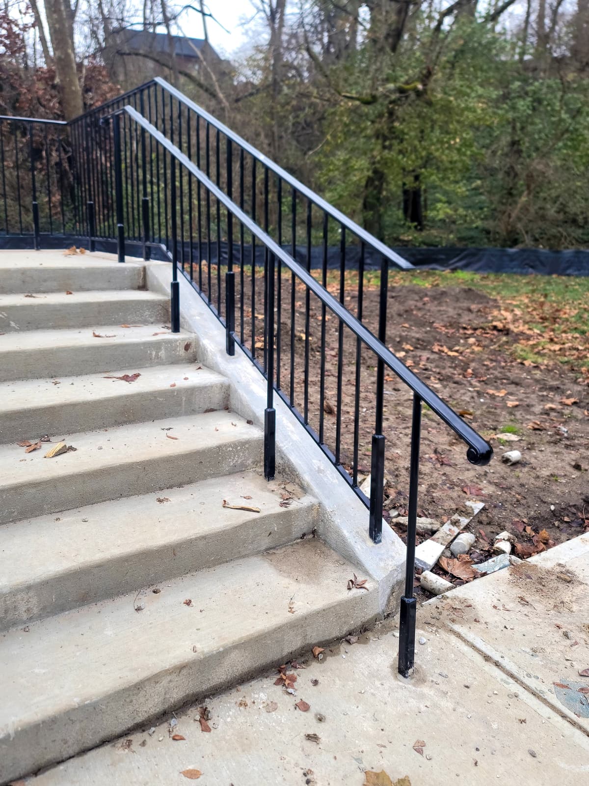 Stair Railing Continuity Rules: Where Breaks Are Allowed — and Where They Aren’t
