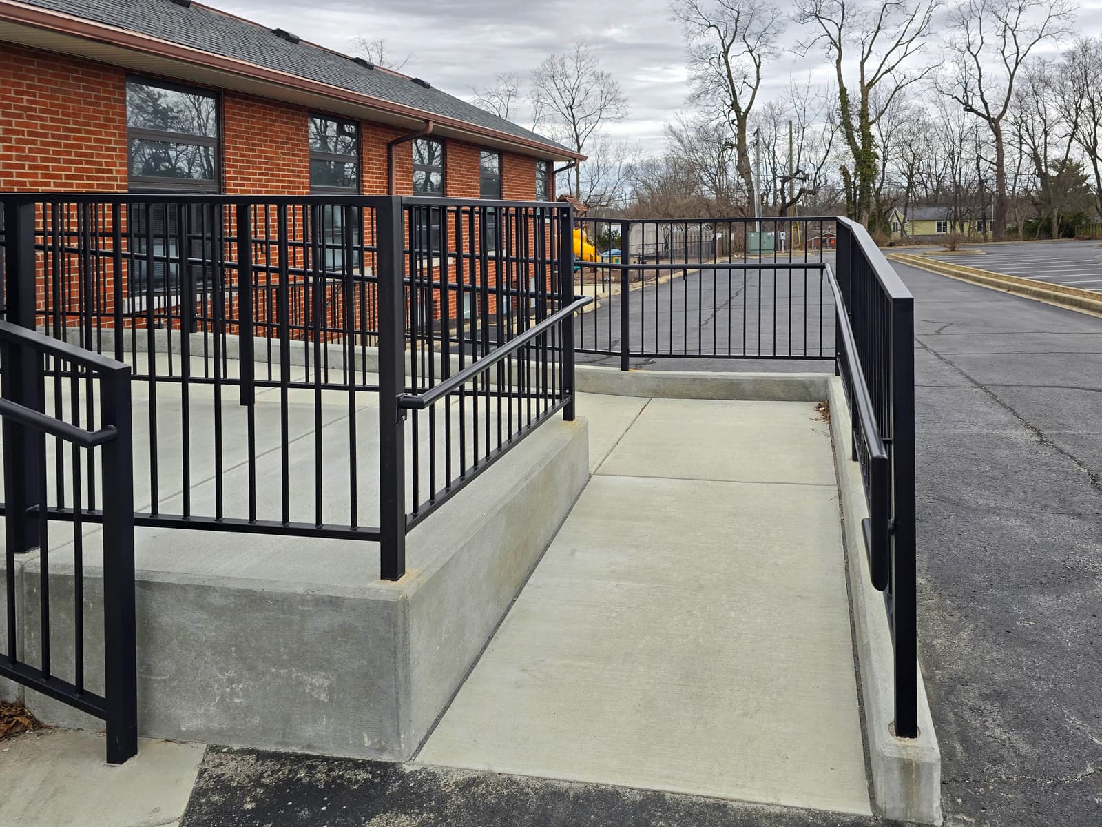 Stair Railing Continuity Rules: Where Breaks Are Allowed — and Where They Aren’t