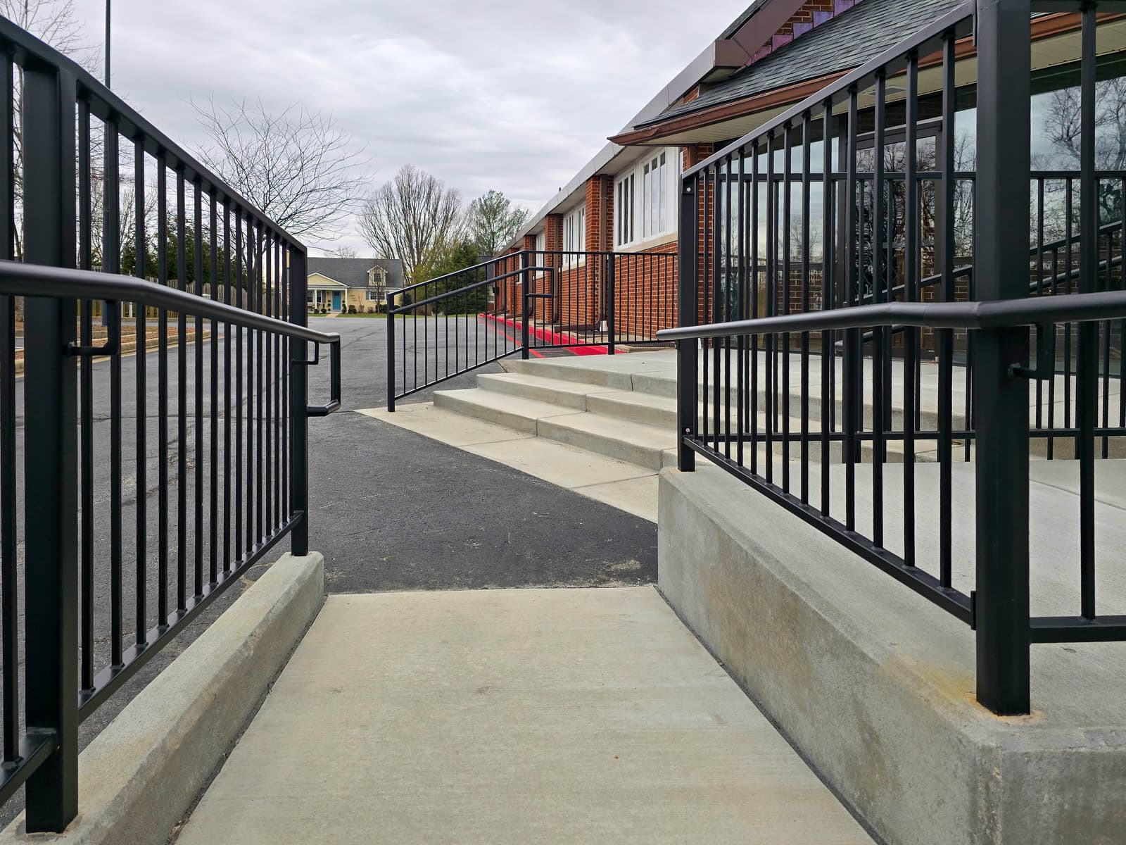 Stair Railing Continuity Rules: Where Breaks Are Allowed — and Where They Aren’t