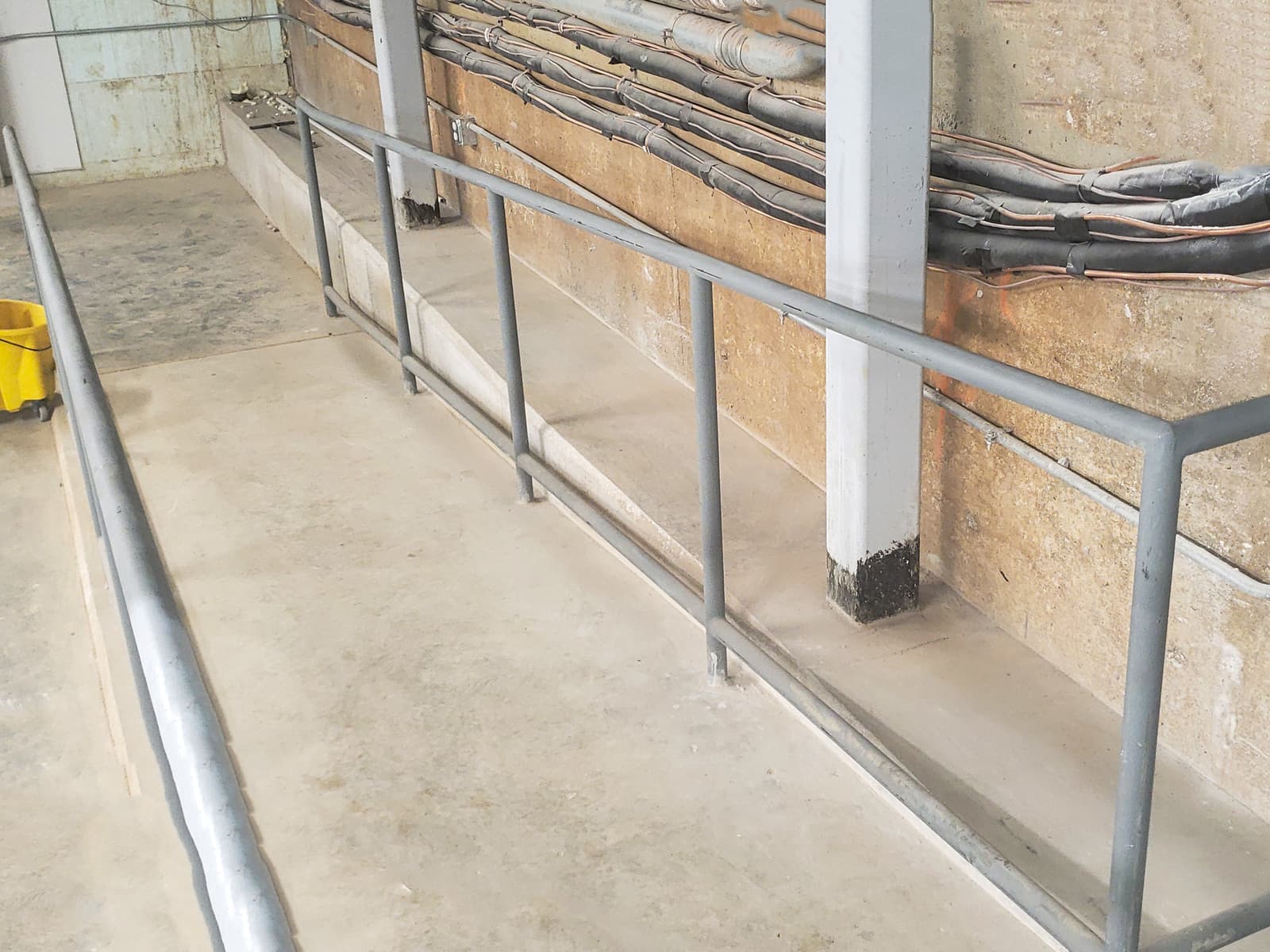 Stair Railing Continuity Rules: Where Breaks Are Allowed — and Where They Aren’t
