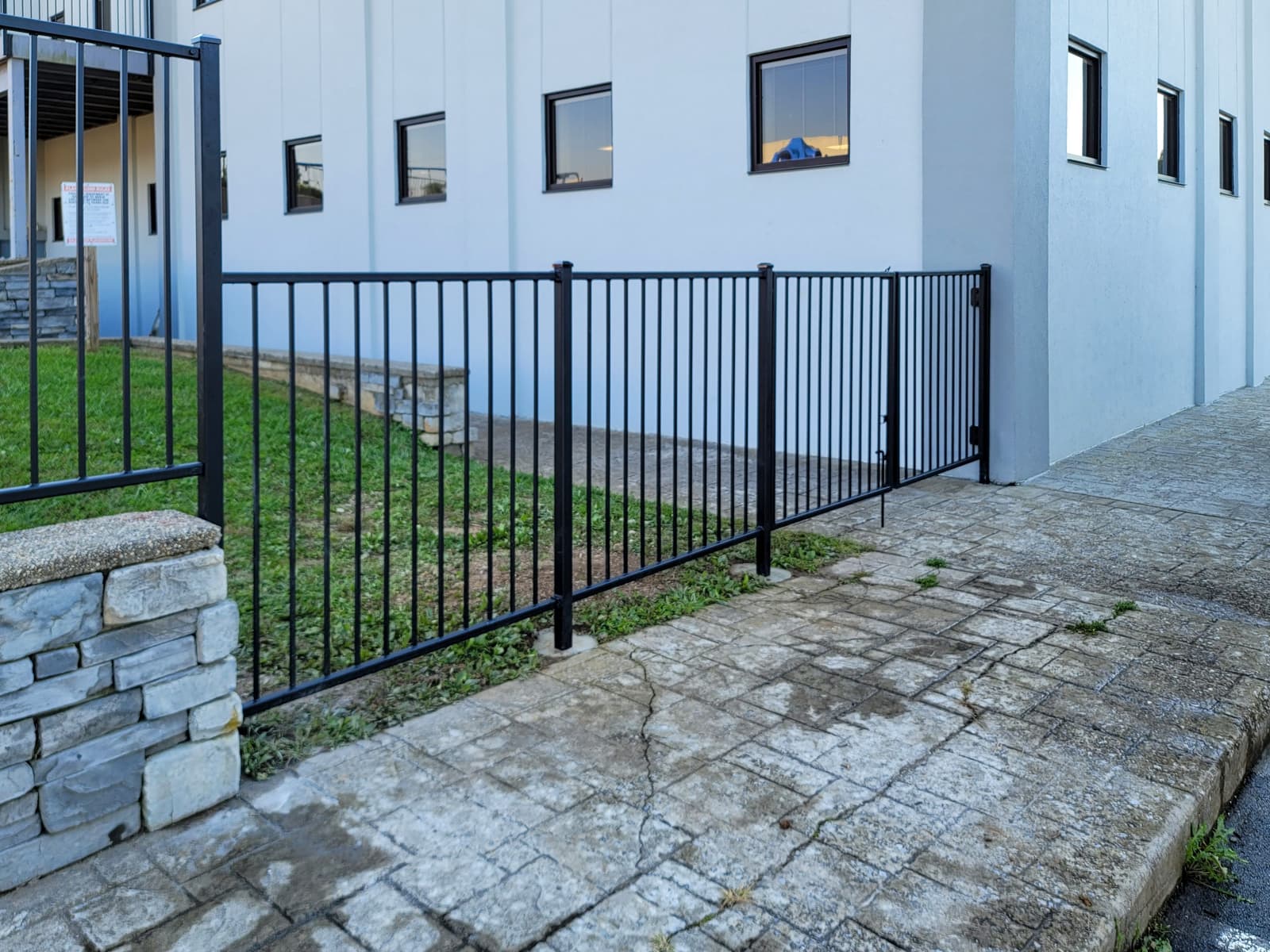 Stair Railing Continuity Rules: Where Breaks Are Allowed — and Where They Aren’t