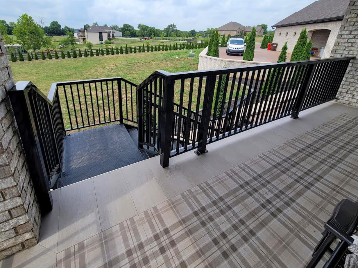 Stair Railing Continuity Rules: Where Breaks Are Allowed — and Where They Aren’t