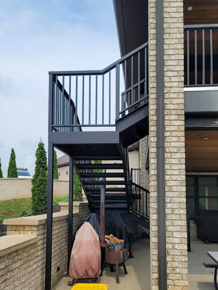 Stair Railing Continuity Rules: Where Breaks Are Allowed — and Where They Aren’t