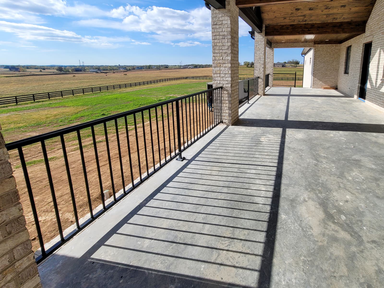 Stair Railing Continuity Rules: Where Breaks Are Allowed — and Where They Aren’t